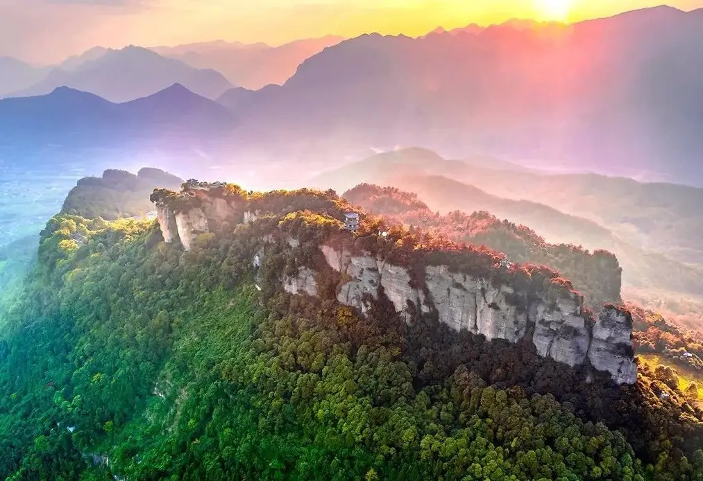 好消息，暑期直通車(chē)來(lái)啦！綿陽(yáng)—江油景區(qū)直通車(chē)開(kāi)通，城區(qū)內(nèi)接送直達(dá)景區(qū)。